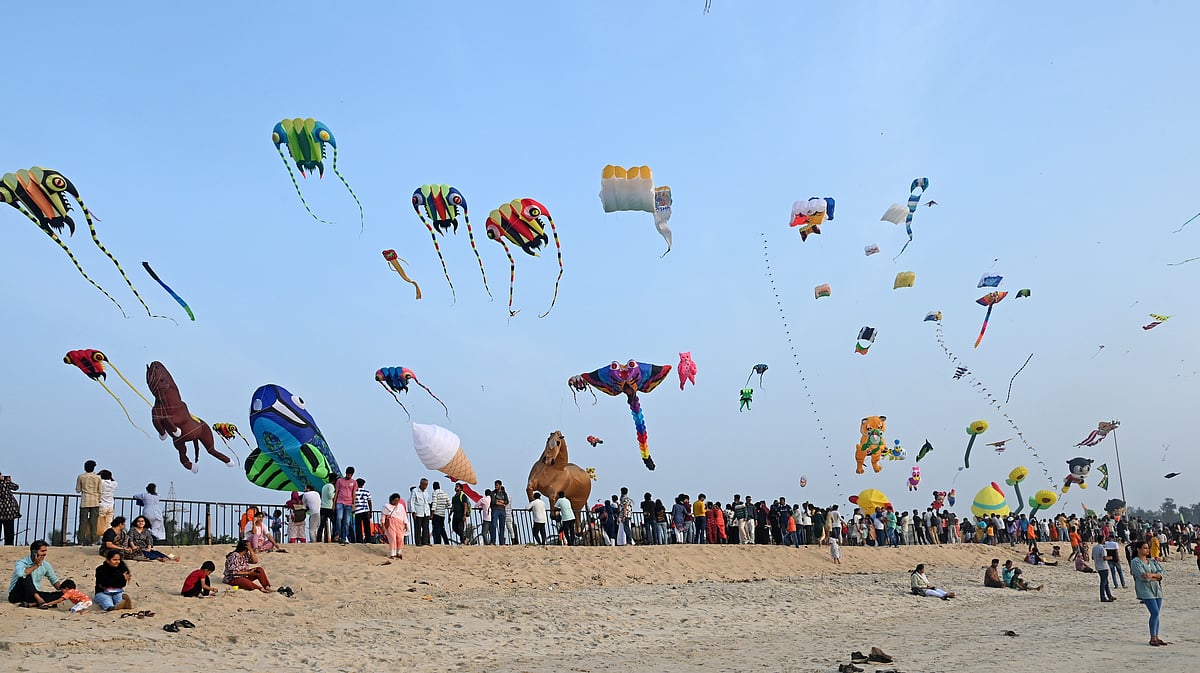 ತಣ್ಣೀರುಬಾವಿ: ಬಾನಂಗಳದಲ್ಲಿ ರಂಗಿನ ಚಿತ್ತಾರಗಳ ಮೋಡಿ