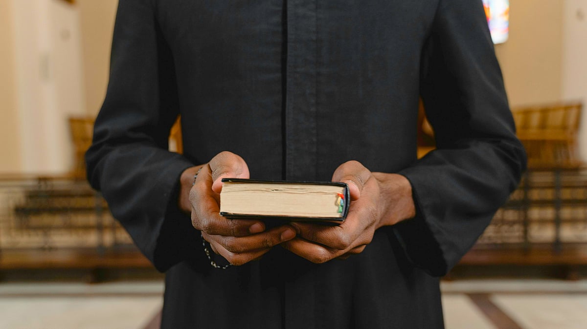 11 ದಿನ ಕಳೆದರೂ ಸಂಸ್ಕಾರ ಕಾಣದ ಪಾದ್ರಿಯ ಶವ: ಆತನ ಮಗ ಮಾಡಿದ್ದೇನು?