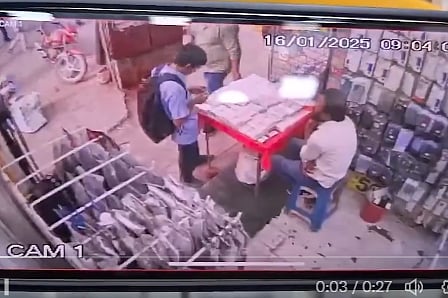 ಸೈಫ್‌ ಅಲಿ ಖಾನ್‌ಗೆ ಚಾಕು ಇರಿದು ಅಂಗಡಿಯಲ್ಲಿ ಇಯರ್‌ಫೋನ್‌ ಖರೀದಿಸಿದ್ದ ಶಂಕಿತ!