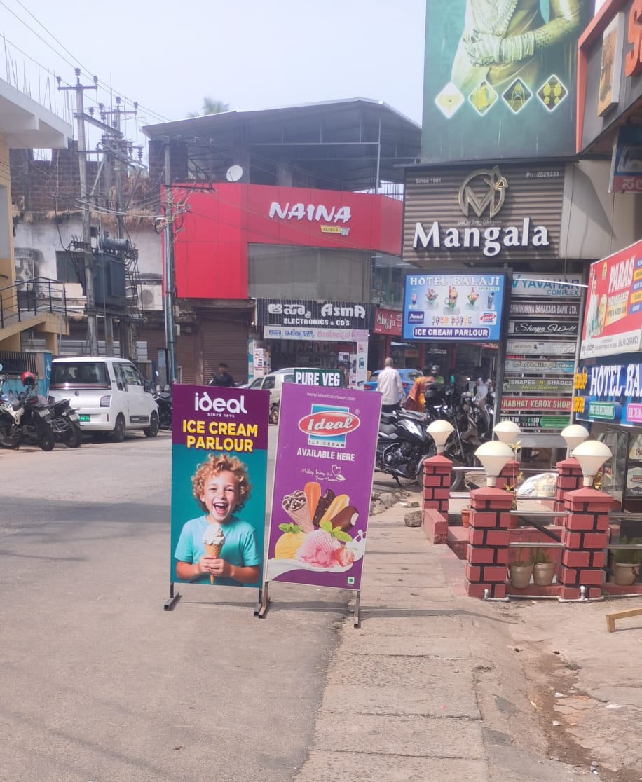 ನಗರದ ಸಿಟಿ ಬಸ್‌ ನಿಲ್ದಾಣ ಬಳಿಯ ಮಸೀದಿ ರಸ್ತೆಯ ಪಾದಚಾರಿ ಮಾರ್ಗದಲ್ಲೇ ಹೋಟೆಲ್‌ಗಳ ಬೋರ್ಡ್‌ ಇರಿಸಿರುವುದು