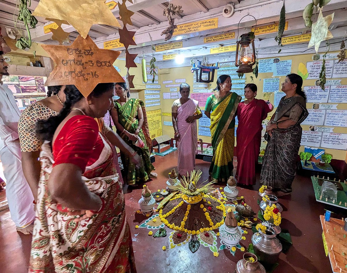 ಹಳೇಬೀಡು: ರೈತರನ್ನು ಆಕರ್ಷಿಸುತ್ತಿರುವ ಕೃಷಿ ಮಾಹಿತಿ ಕೇಂದ್ರಗಳು