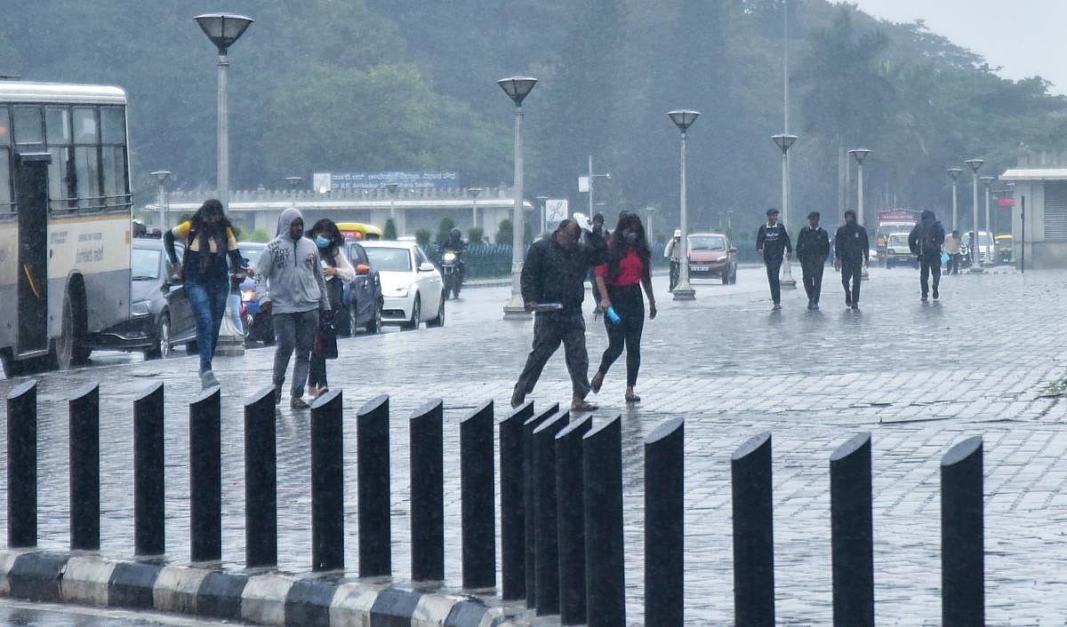 ಬೆಂಗಳೂರಿನಲ್ಲಿ ತುಂತುರು ಮಳೆ: ರಾಜ್ಯದಾದ್ಯಂತ ಮುಂದಿನ 5 ದಿನ ಮಳೆ ಸಾಧ್ಯತೆ: IMD