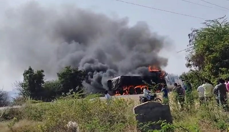 ದಾವಣಗೆರೆ | ರಸ್ತೆಯಲ್ಲಿ ಒಕ್ಕಣೆ: ಚಲಿಸುತ್ತಿದ್ದ ಲಾರಿ ಬೆಂಕಿಗೆ ಆಹುತಿ