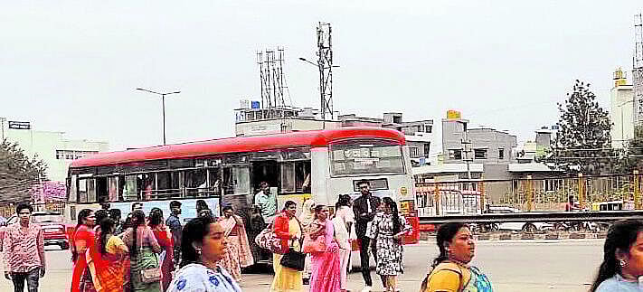 ಹೊಸಕೋಟೆ: ಬಸ್ ನಿಲುಗಡೆ ಇಲ್ಲದೆ ಪ್ರಯಾಣಿಕರ ಪರದಾಟ