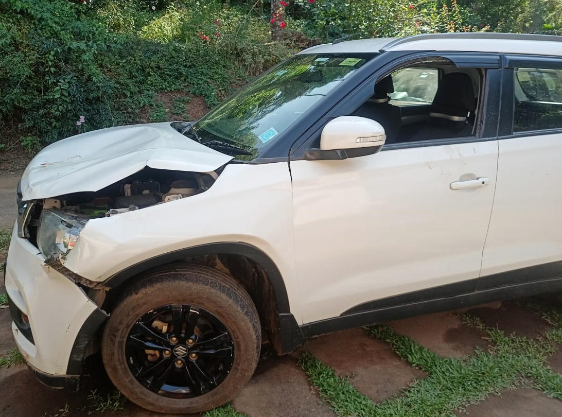 ಕಾಡಾನೆ ದಾಳಿಗೆ ಜಖಂಗೊಂಡಿರುವ ಕಾರು
