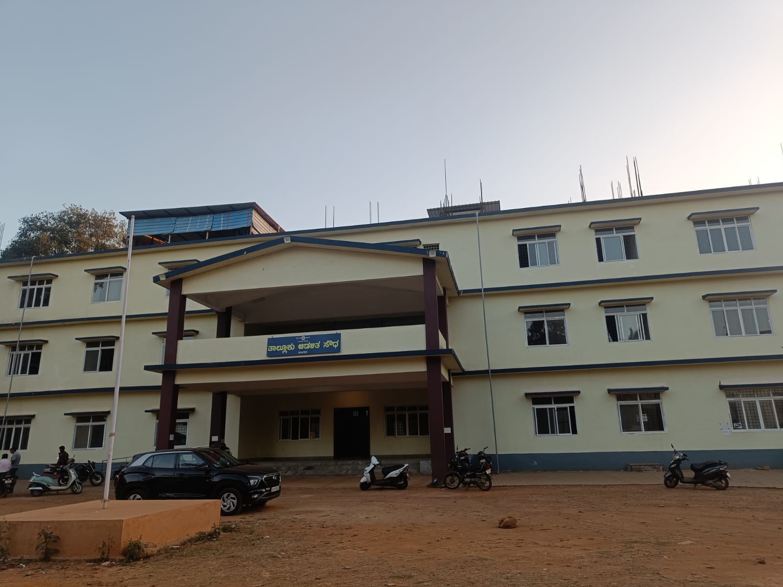 ಸಾಗರದ ಕೋರ್ಟ್ ರಸ್ತೆಯಲ್ಲಿರುವ ತಾಲ್ಲೂಕು ಆಡಳಿತ ಸೌಧದ ಕಚೇರಿ