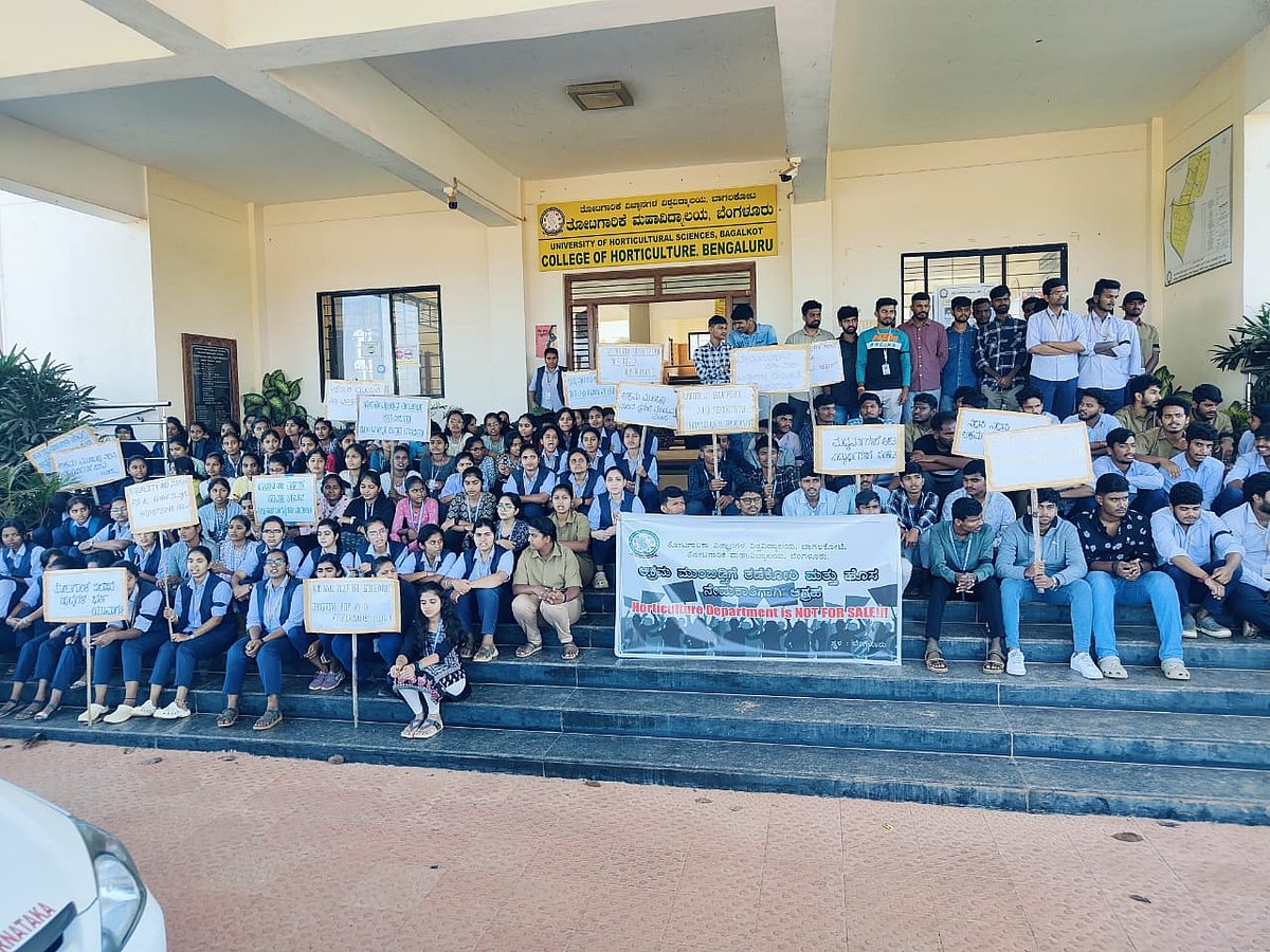 ಎಎಚ್‌ಒ ನೇಮಕ | ವೃತ್ತಿಪರ ಪದವಿ ಅರ್ಹತೆಗೆ ಆಗ್ರಹ: ತರಗತಿ ಬಹಿಷ್ಕರಿಸಿ ಪ್ರತಿಭಟನೆ