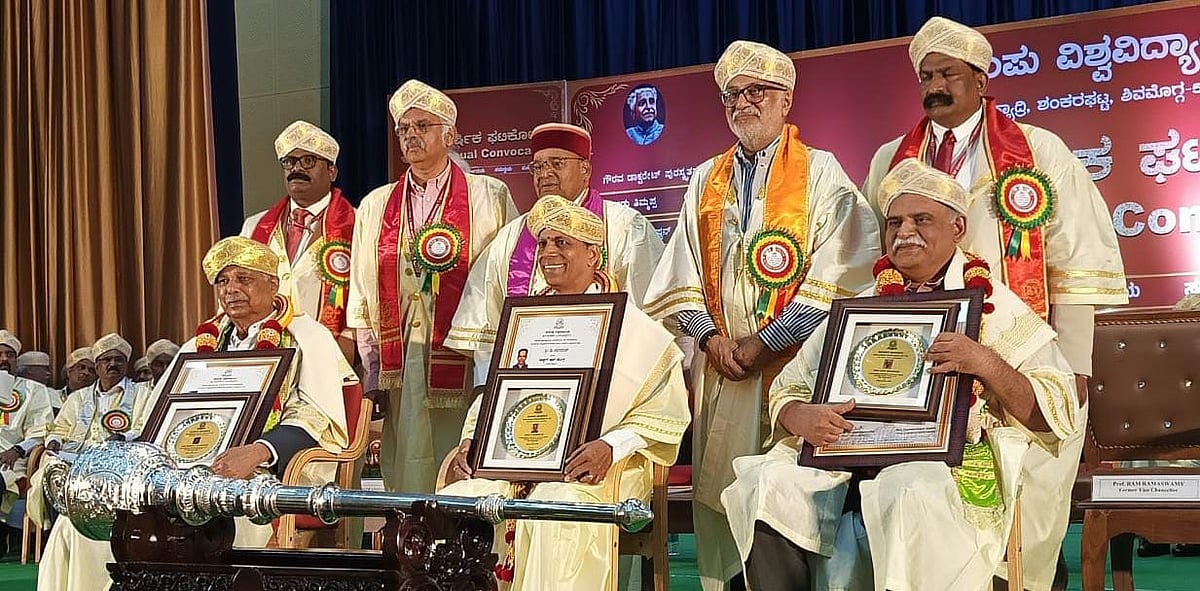 ಕುವೆಂಪು ವಿವಿ: ಕಾಗೋಡು ತಿಮ್ಮಪ್ಪ ಸೇರಿ ಮೂವರಿಗೆ ಗೌರವ ಡಾಕ್ಟರೇಟ್ ಪ್ರದಾನ