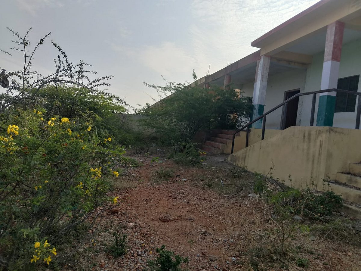 ಮುದಗಲ್: ನಿರುಪಯುಕ್ತವಾದ ನೂತನ ಶಾಲೆ ಕೊಠಡಿಗಳು