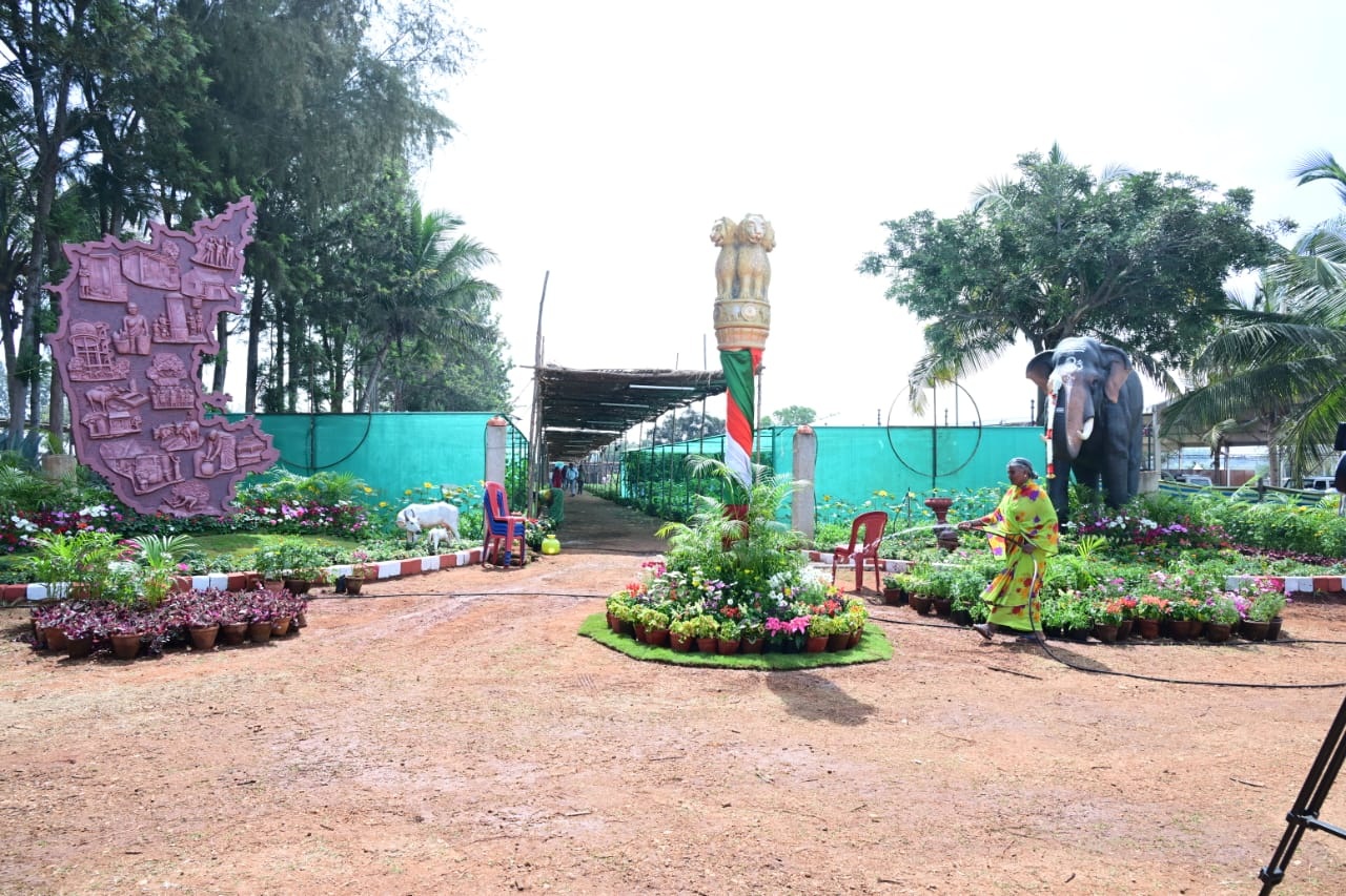 ವಸ್ತುಪ್ರದರ್ಶನದ ಪ್ರವೇಶದ್ವಾರ ಆಕರ್ಷಿಸುತ್ತಿದೆ