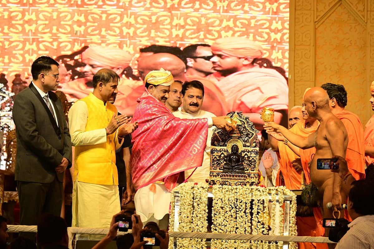 ಹುಬ್ಬಳ್ಳಿ: ಮಹಾಮಸ್ತಕಾಭಿಷೇಕ ನೆರವೇರಿಸಿದ ಲೋಕಸಭಾ ಸ್ಪೀಕರ್ ಓಂ ಬಿರ್ಲಾ