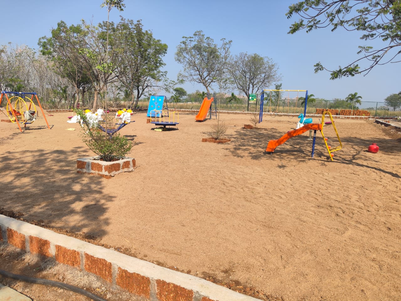 ಮಕ್ಕಳ ಮನರಂಜನೆಗೆಂದು ಅಳವಡಿಸಿದ ಕ್ರೀಡಾ ಪರಿಕರಗಳು