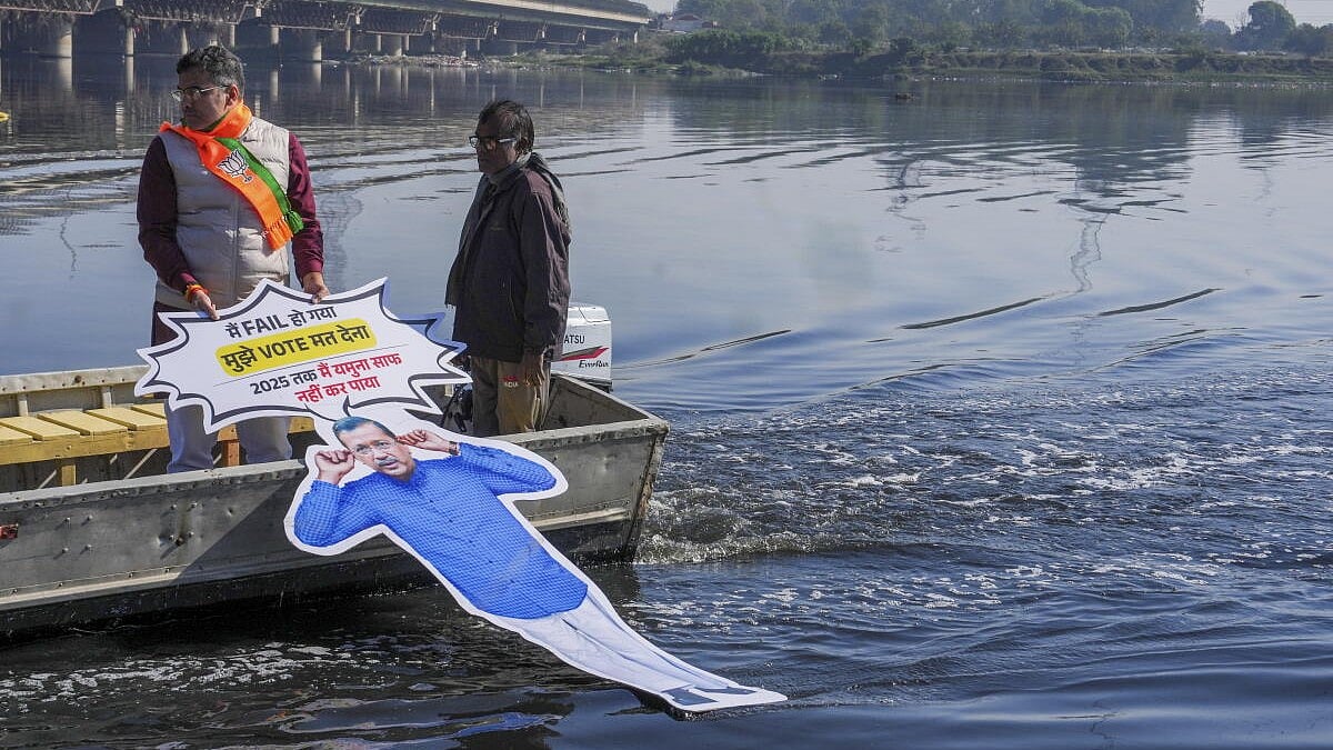 ಶುದ್ಧವಾಗದ ಯಮುನಾ ನದಿ: ಕೇಜ್ರಿವಾಲ್‌ ಪ್ರತಿಕೃತಿ ಮುಳುಗಿಸಿದ BJP ಮುಖಂಡ ಪರ್ವೇಶ್