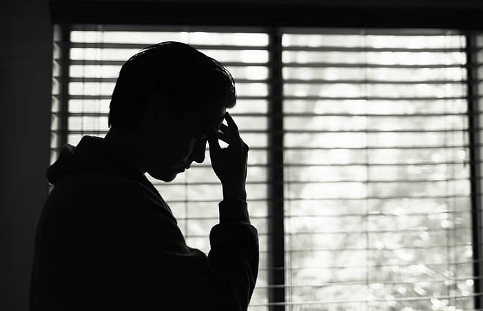 ‘ಬಿಯರ್’ ಕುಡಿಯುವಂತೆ ಶಿಕ್ಷಕನ ಒತ್ತಾಯ: ರೈಲಿಗೆ ತಲೆಕೊಟ್ಟ ವಿದ್ಯಾರ್ಥಿ!