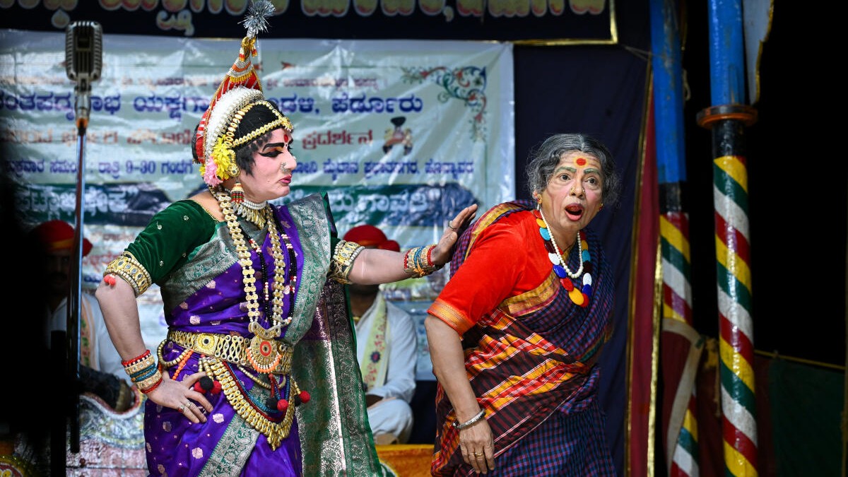 ಸ್ತ್ರೀಪಾತ್ರಧಾರಿ ಸುಬ್ರಹ್ಮಣ್ಯ ಯಲಗುಪ್ಪ ಅವರೊಂದಿಗೆ ಉಮಾಶ್ರೀ 