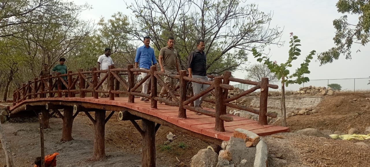 ಲುಂಬಿನಿ ಉದ್ಯಾನದಲ್ಲಿ ನಿರ್ಮಿಸಿರುವ ಕೃತಕ ಸೇತುವೆ