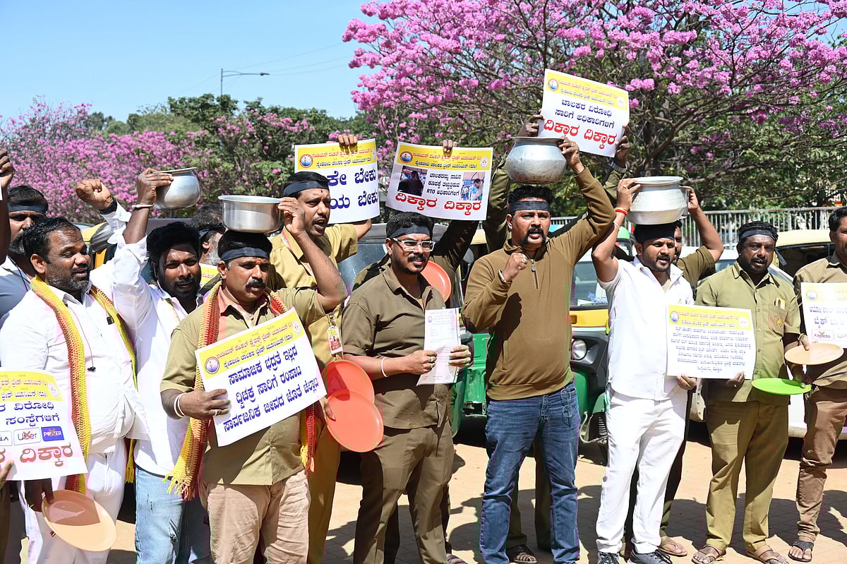 ಅನಧಿಕೃತ ಬೈಕ್‌–ಟ್ಯಾಕ್ಸಿ: ಖಾಲಿ ಪಾತ್ರೆ, ತಟ್ಟೆ ಹಿಡಿದು ಪ್ರತಿಭಟನೆ