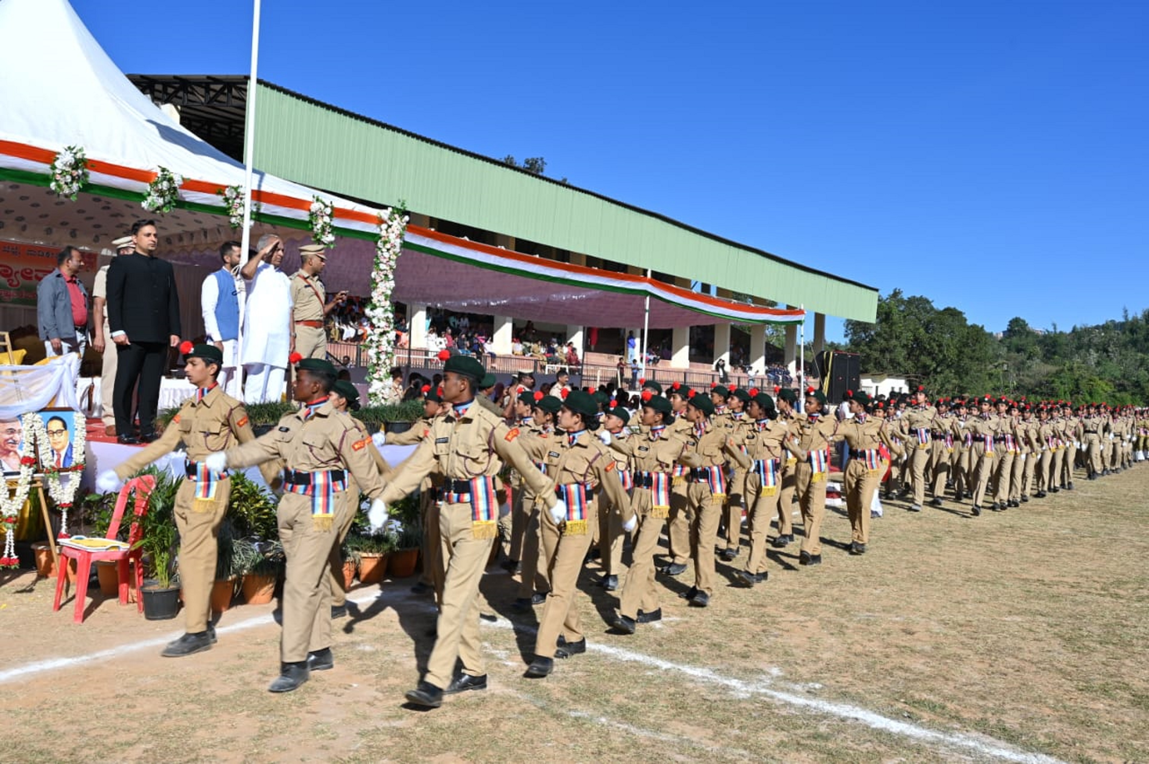 ಮಡಿಕೇರಿಯ ಜನರಲ್ ತಿಮ್ಮಯ್ಯ ಕ್ರೀಡಾಂಗಣದಲ್ಲಿ ಭಾನುವಾರ ಜಿಲ್ಲಾಡಳಿತದ ವತಿಯಿಂದ ನಡೆದ ಗಣರಾಜ್ಯೋತ್ಸವದಲ್ಲಿ ವಿವಿಧ ಶಾಲೆಗಳ ಎನ್‌ಸಿಸಿ ತಂಡಗಳು ಪಥಸಂಚಲನ ನಡೆಸಿದವು