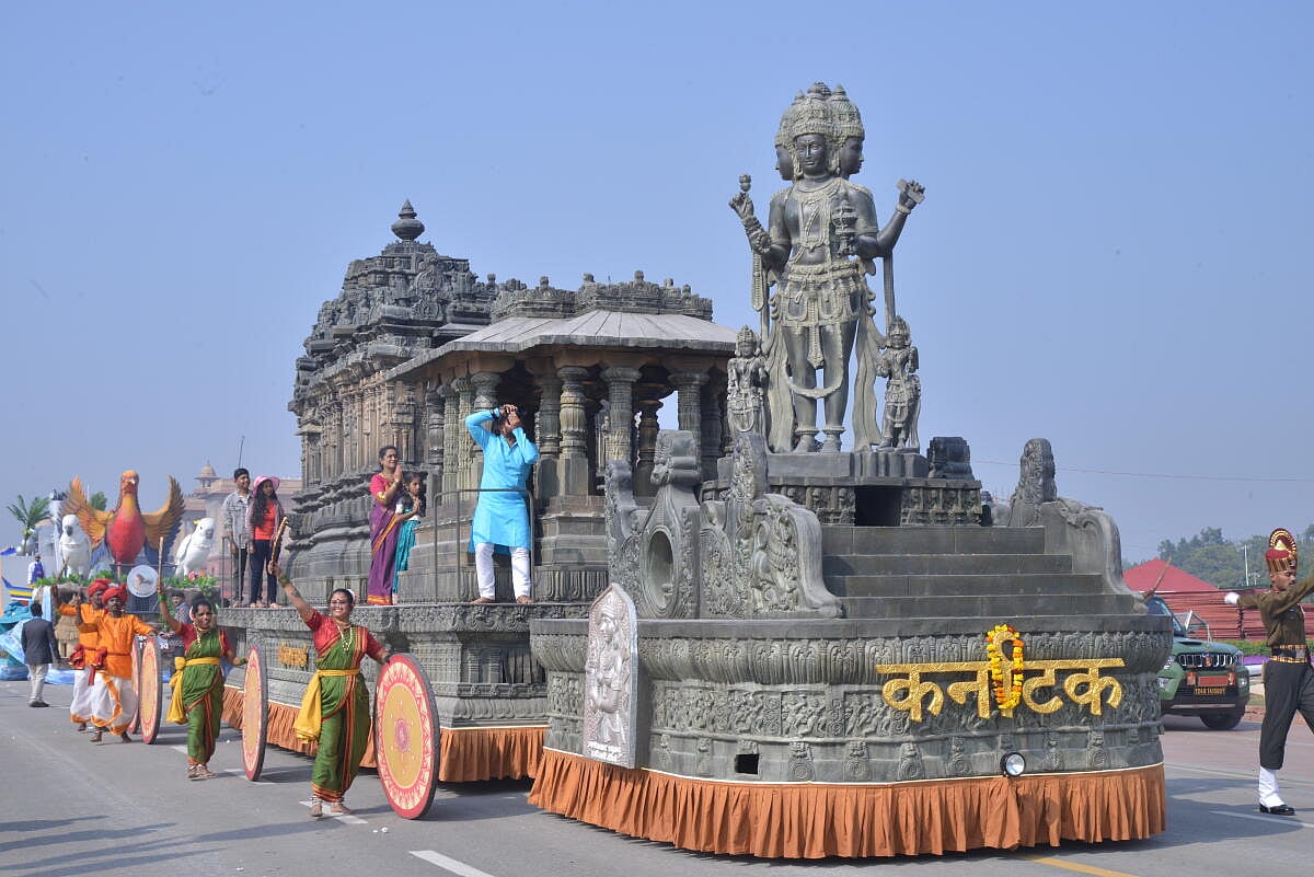 Republic Day Parade | ಕಣ್ಮನ ಸೆಳೆದ ಕರ್ನಾಟಕದ ‘ಲಕ್ಕುಂಡಿ’ ಸ್ತಬ್ಧಚಿತ್ರ