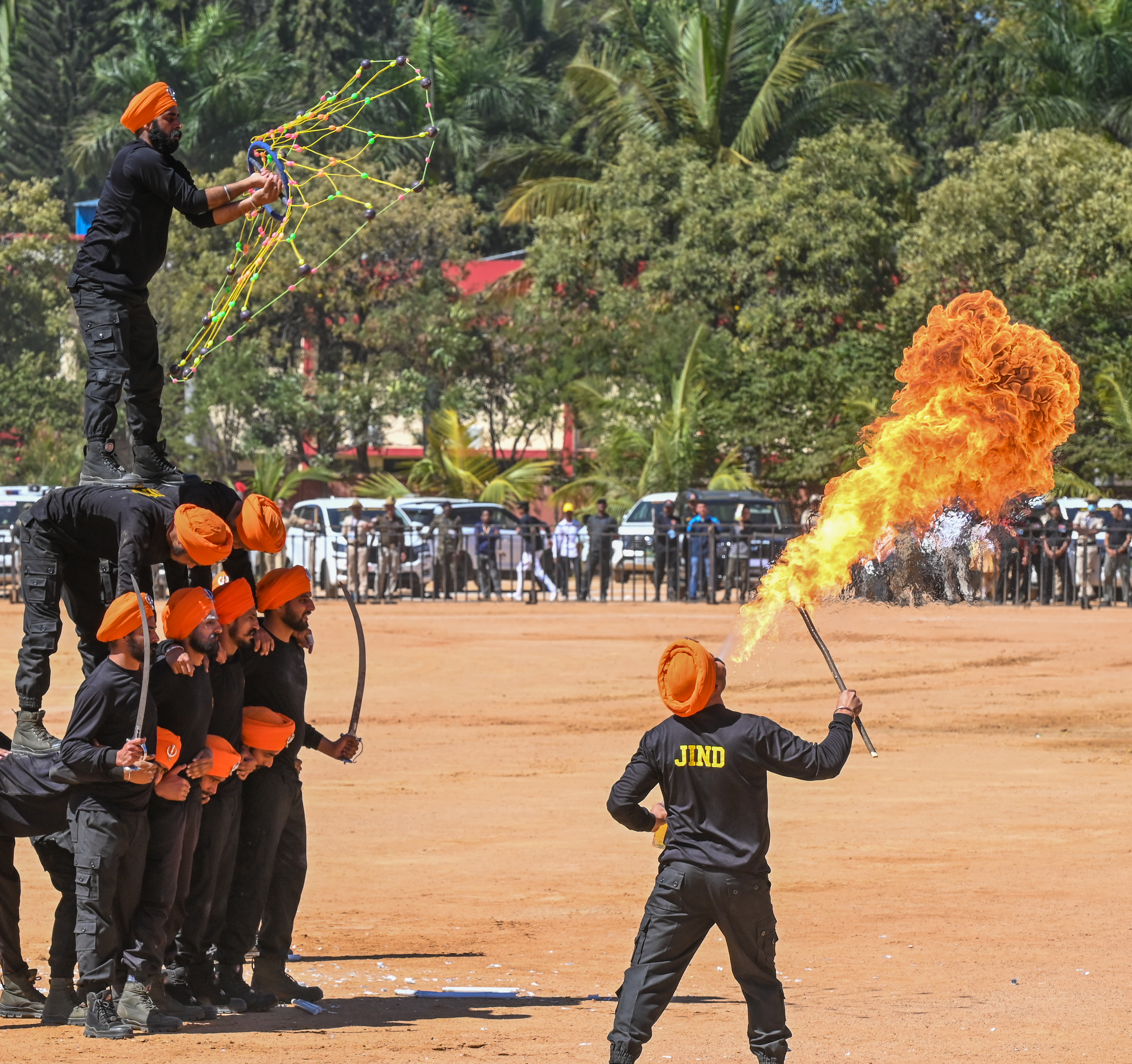 ಪಂಜಾಬ್‌ನ ಸೇನಾ ತಂಡದ ಯೋಧ ಬೆಂಕಿ ಉಗುಳುತ್ತಿರುವುದು