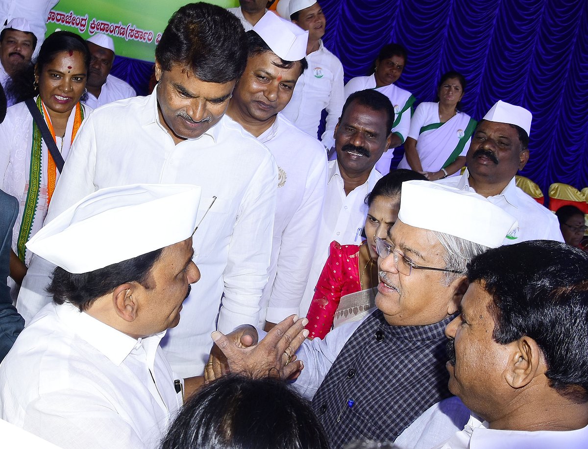 ಪರಸ್ಪರ ಕಾಲೆಳೆದುಕೊಂಡ ಸಚಿವ ಡಿ.ಸುಧಾಕರ್‌– ಸಂಸದ ಗೋವಿಂದ ಕಾರಜೋಳ!