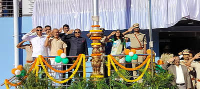 ತುಮಕೂರು ನಗರದ ಜಿಲ್ಲಾ ಕ್ರೀಡಾಂಗಣದಲ್ಲಿ  ಜಿಲ್ಲಾ ಉಸ್ತುವಾರಿ ಸಚಿವ ಜಿ.ಪರಮೇಶ್ವರ ಧ್ವಜಾರೋಹಣ ನೆರವೇರಿಸಿದರು