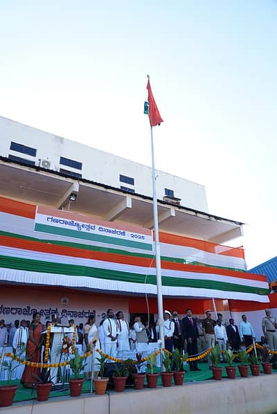 ರಾಯಚೂರಿನ ಮಹಾತ್ಮಾ ಗಾಂಧಿ ಜಿಲ್ಲಾ ಕ್ರೀಡಾಂಗಣದಲ್ಲಿ ಆಯೋಜಿಸಿದ್ದ ಸಮಾರಂಭದಲ್ಲಿ ಜಿಲ್ಲಾ ಉಸ್ತುವಾರಿ ಸಚಿವ ಶರಣಪ್ರಕಾಶ ಪಾಟೀಲ ಧ್ವಜಾರೋಹಣ ನೆರವೇರಿಸಿದರು