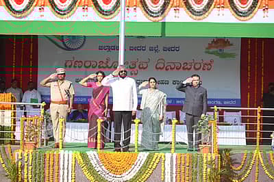 ಬೀದರ್‌ನ ನೆಹರೂ ಕ್ರೀಡಾಂಗಣದಲ್ಲಿ ಜಿಲ್ಲಾ ಉಸ್ತುವಾರಿ ಸಚಿವ ಈಶ್ವರ ಬಿ. ಖಂಡ್ರೆ ಧ್ವಜಾರೋಹಣ ಮಾಡಿದರು