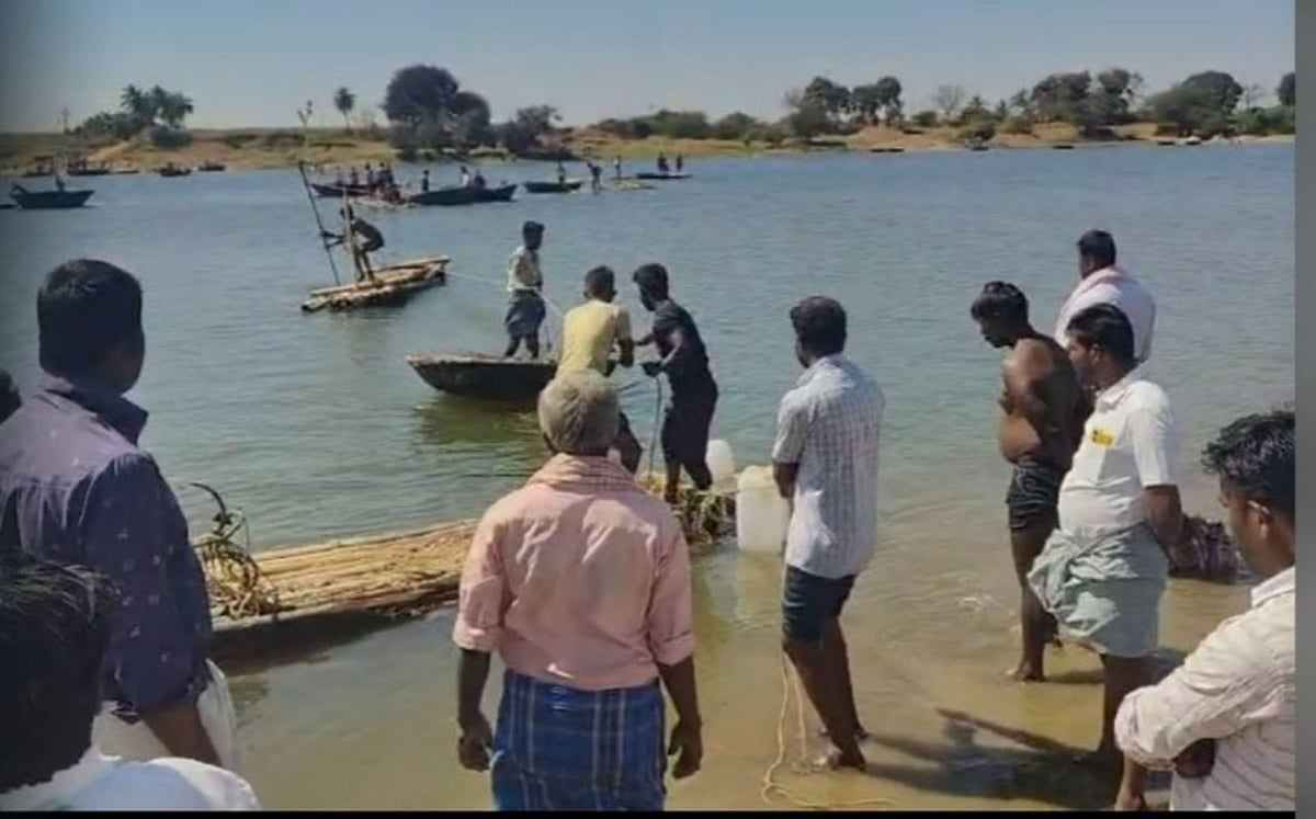 ಹೂವಿನಹಡಗಲಿ: ತೆಪ್ಪಗಳಲ್ಲಿ ಮರಳು ಅಕ್ರಮ ಸಾಗಣೆ