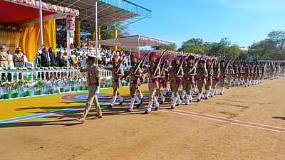 ಬಳ್ಳಾರಿ ನಗರದ ವಿಮ್ಸ್ ಮೈದಾನದಲ್ಲಿ  ನಡೆದ 76ನೇ ಗಣರಾಜ್ಯೋತ್ಸವ ದಿನಾಚರಣೆಯಲ್ಲಿ ಧ್ವಜಾರೋಹಣ ನೆರವೇರಿಸಿದ ಪೌರಾಡಳಿತ ಮತ್ತು ಹಜ್ ಸಚಿವ ರಹೀಂ ಖಾನ್   
