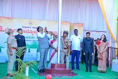 ಕೊಪ್ಪಳದ ಜಿಲ್ಲಾ ಕ್ರೀಡಾಂಗಣದಲ್ಲಿ  ಜಿಲ್ಲಾ ಉಸ್ತುವಾರಿ ಸಚಿವ ಶಿವರಾಜ ತಂಗಡಗಿ  ಧ್ವಜಾರೋಹಣ ನೆರವೇರಿಸಿದರು 