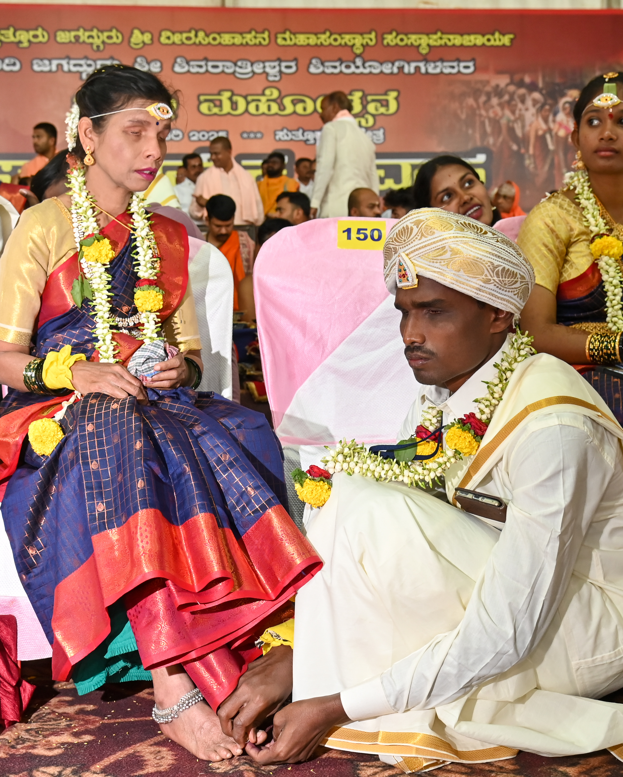 ಅಂಧರಾದ ಸಿ.ನಂದೀಶ್‌ ಸಂಗಾತಿಗ ಮಹದೇವಮ್ಮಗೆ ಕಾಲುಂಗುರ ತೊಡಿಸಿದರು