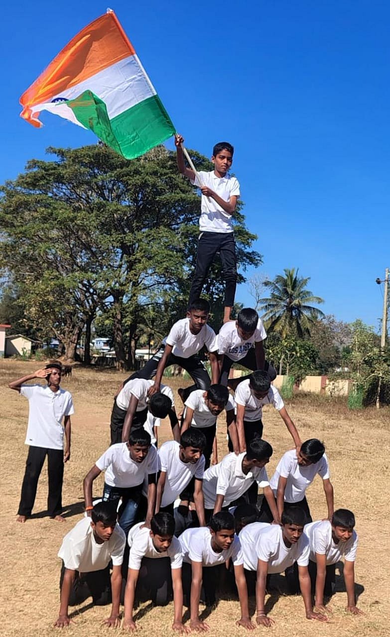 ಕುಶಾಲನಗರ: ವಿದ್ಯಾರ್ಥಿಗಳಿಂದ ದೈಹಿಕ ಕಸರತ್ತು ಪ್ರದರ್ಶನ