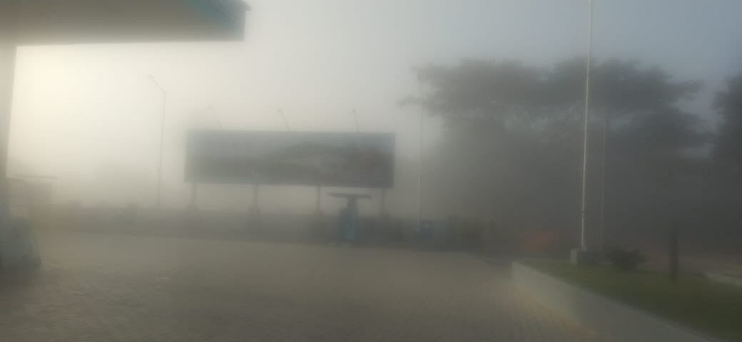 ಮುಳಬಾಗಿಲು: ದಟ್ಟ ಇಬ್ಬನಿಗೆ ಜನ ಹೈರಾಣು 