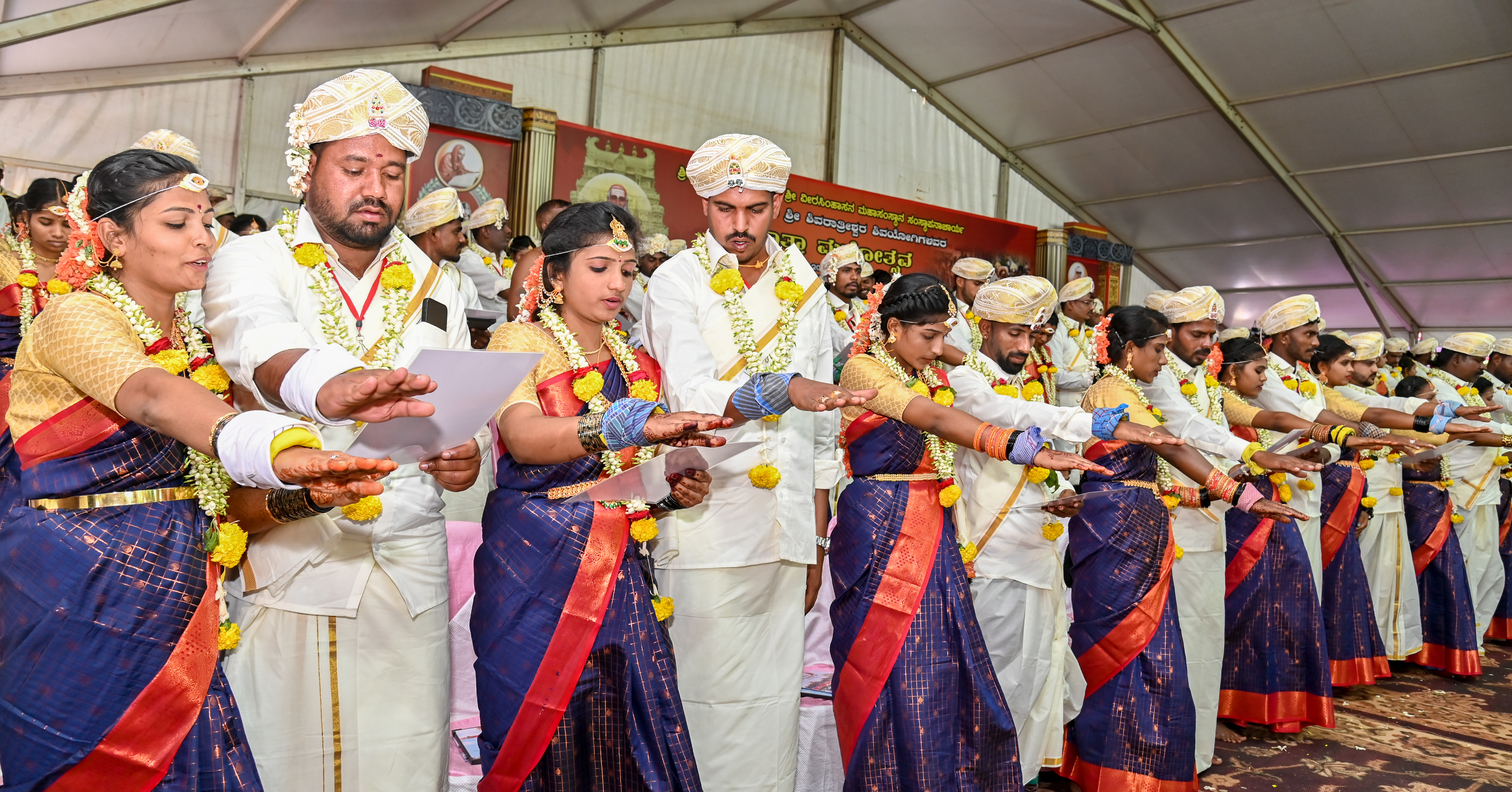 ನವ ದಂಪತಿಗಳು ಪ್ರತಿಜ್ಞಾವಿಧಿ ಸ್ವೀಕರಿಸಿದರು