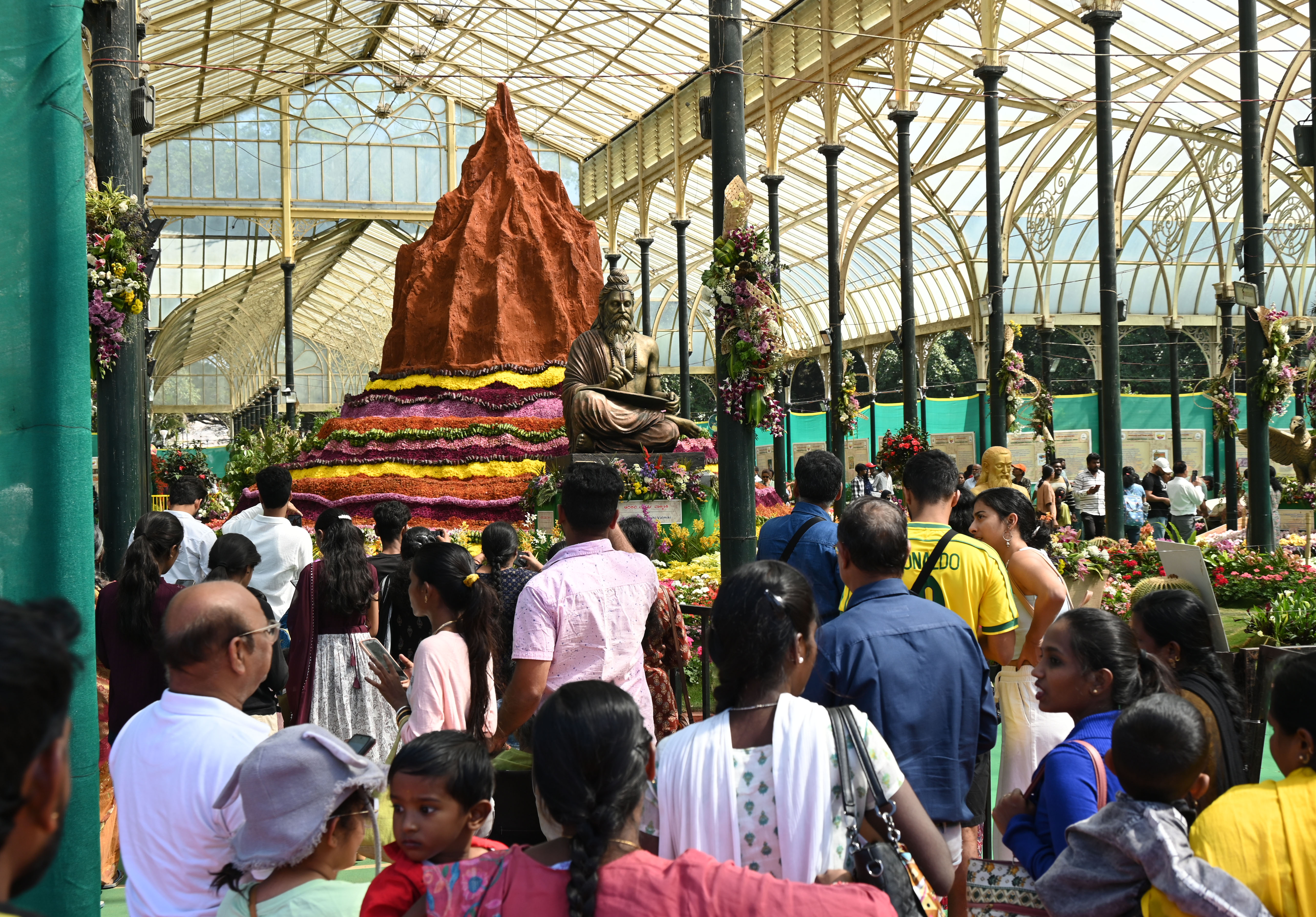 ಲಾಲ್‌ಬಾಗ್‌ನ ಗಾಜಿನ ಮನೆಯಲ್ಲಿ ನಡೆದ ಫಲಪುಷ್ಪ ಪ್ರದರ್ಶನವನ್ನು ಸಾರ್ವಜನಿಕರು ಸೋಮವಾರ ವೀಕ್ಷಿಸಿದರು
ಪ್ರಜಾವಾಣಿ ಚಿತ್ರ