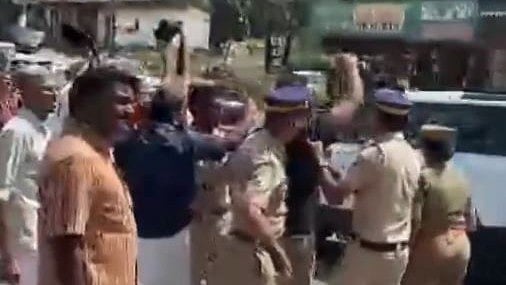 ವಯನಾಡ್‌ಗೆ ತೆರಳಿದ ಪ್ರಿಯಾಂಕಾಗೆ CPI (M) ಕಾರ್ಯಕರ್ತರಿಂದ ಕಪ್ಪು ಬಾವುಟ ಸ್ವಾಗತ