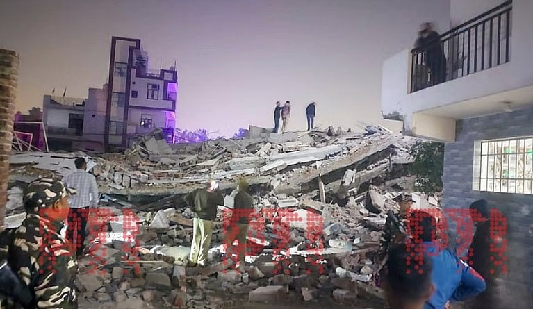 ದೆಹಲಿ | 4 ಅಂತಸ್ತಿನ ಕಟ್ಟಡ ಕುಸಿತ: ಮೃತರ ಸಂಖ್ಯೆ 5ಕ್ಕೇರಿಕೆ, 21 ಮಂದಿ ರಕ್ಷಣೆ