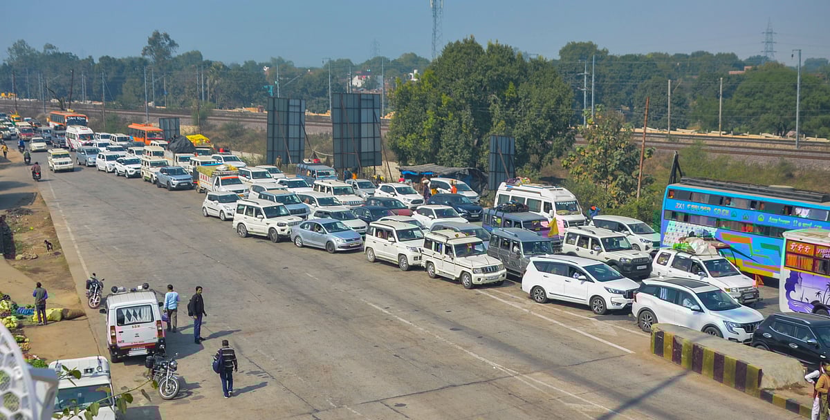 ಮಹಾಕುಂಭ ಕಾಲ್ತುಳಿತದ ಬಳಿಕ ರಸ್ತೆ ಬಂದ್: ಭಕ್ತರ ಪರದಾಟ