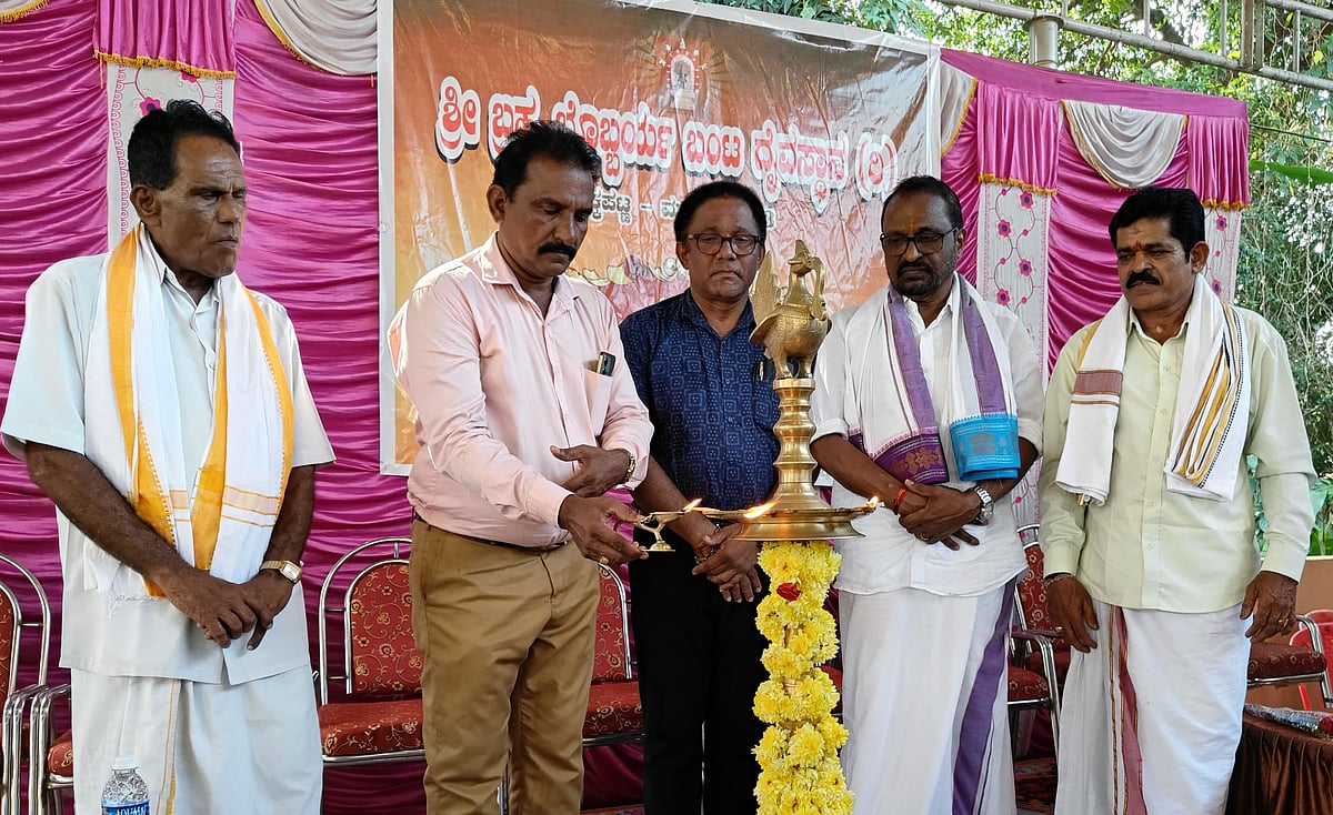 ಮಂಗಳೂರು | ಬೊಬ್ಬರ್ಯ ದೈವಸ್ಥಾನ: ವಿದ್ಯಾರ್ಥಿ ವೇತನ ವಿತರಣೆ 