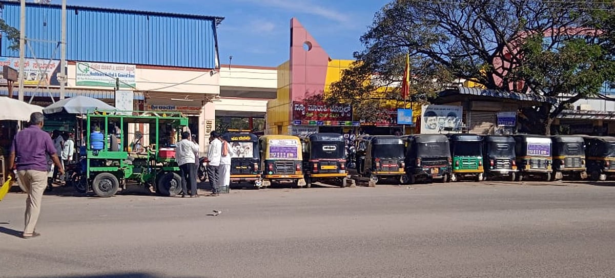 ಕುಷ್ಟಗಿ | ಬಂದ್‌ ಆದ ಬಸ್‌ ನಿಲ್ದಾಣದ ಪ್ರವೇಶ ದ್ವಾರ: ಪ್ರಯಾಣಿಕರ ಪರದಾಟ
