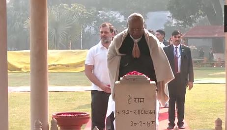 ಪ್ರಧಾನಿ ಮೋದಿ, ರಾಹುಲ್ ಗಾಂಧಿ, ಖರ್ಗೆಯಿಂದ ಮಹಾತ್ಮ ಗಾಂಧಿ ಸಮಾಧಿಗೆ ಪುಷ್ಪ ನಮನ