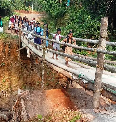 ಮೂಡುಬಿದಿರೆ: ಮಕ್ಕಳ ಸಂಚಾರಕ್ಕೆ ಮರದ ಸೇತುವೆಯೇ ಆಧಾರ