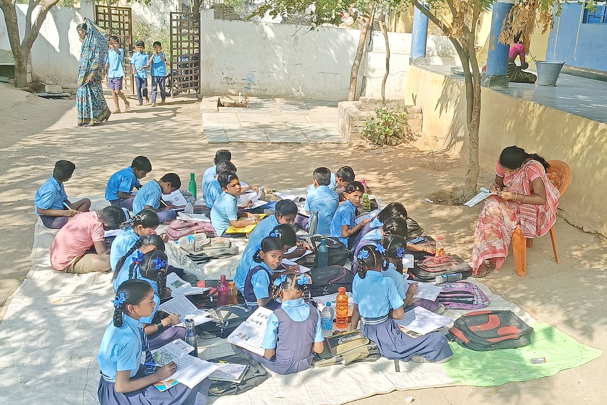 ಕವಿತಾಳ | ಕೊಠಡಿ ಕೊರತೆ: ಬಯಲಲ್ಲೇ ಪಾಠ
