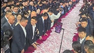 Video: ಟೇಬಲ್ ಮೇಲೆ ಹಣ ಸುರಿದು ಎಷ್ಟು ಬೇಕಾದ್ರೂ ಬಾಚಿಕೊಳ್ಳಿ ಎಂದ ಕಂಪನಿ! 