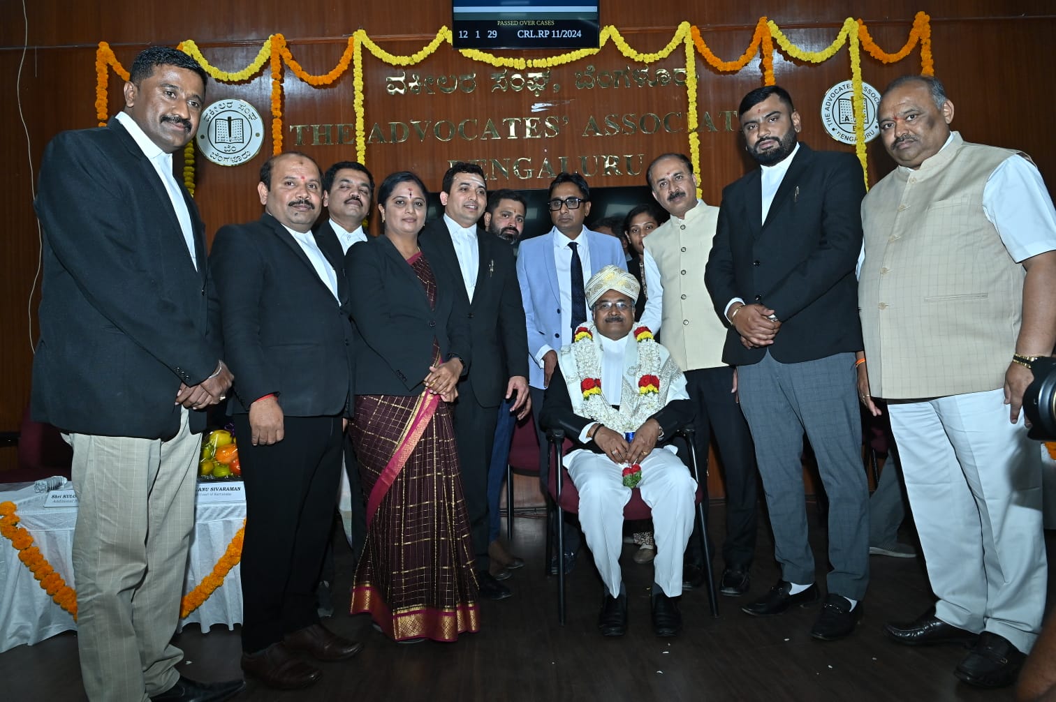 ನ್ಯಾಯಮೂರ್ತಿ ಟಿ.ಜಿ.ಶಿವಶಂಕರೇಗೌಡ ಅವರಿಗೆ ಬೆಂಗಳೂರು ವಕೀಲರ ಸಂಘದ ವತಿಯಿಂದ  ಶುಕ್ರವಾರ ಹೈಕೋರ್ಟ್‌ ವಕೀಲರ ಸಭಾಂಗಣದಲ್ಲಿ ಬೀಳ್ಕೊಡುಗೆ ನೀಡಲಾಯಿತು. ಸಂಘದ ಅಧ್ಯಕ್ಷ ವಿವೇಕ್ ರೆಡ್ಡಿ ಪ್ರಧಾನ ಕಾರ್ಯದರ್ಶಿ ಟಿ.ಜಿ.ರವಿ ಖಜಾಂಚಿ ಎಂ.ಟಿ.ಹರೀಶ್‌ ಮತ್ತು ಹೈಕೋರ್ಟ್‌ ಘಟಕದ ಪದಾಧಿಕಾರಿಗಳು ಹಾಜರಿದ್ದರು.