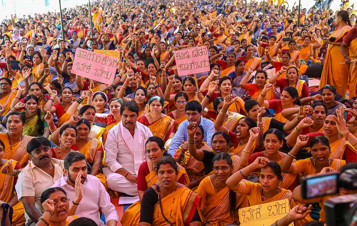 ನೋಟಿಸ್‌ಗೂ ಹೆದರಲ್ಲ, ಪ್ರತಿಭಟನೆ ಕೈಬಿಡಲ್ಲ:  ಅಂಗನವಾಡಿ ಕಾರ್ಯಕರ್ತೆಯರ ಘೋಷಣೆ