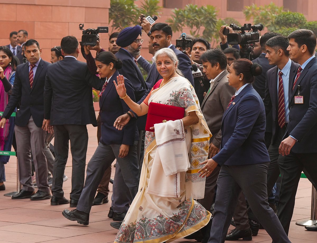 ಮಧುಬನಿ ಸೀರೆ ಧರಿಸಿದ ಸಚಿವೆ ನಿರ್ಮಲಾ: ಕನಸು ನನಸಾಯಿತು ಎಂದ ದುಲಾರಿ ದೇವಿ