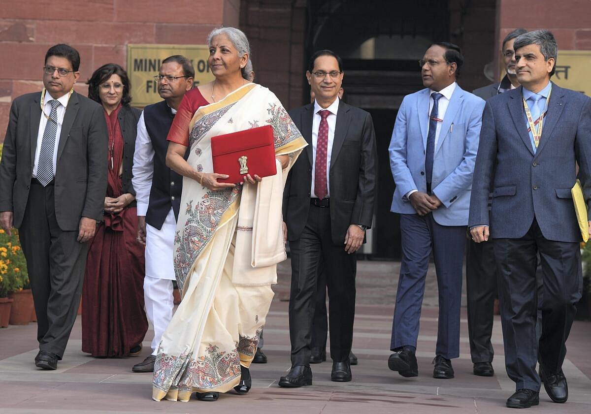 Union Budget: ವಿಶೇಷ ಸೀರೆ ಧರಿಸಿ ಸಂಸತ್ತಿನತ್ತ ಹೆಜ್ಜೆ ಇಟ್ಟ ನಿರ್ಮಲಾ