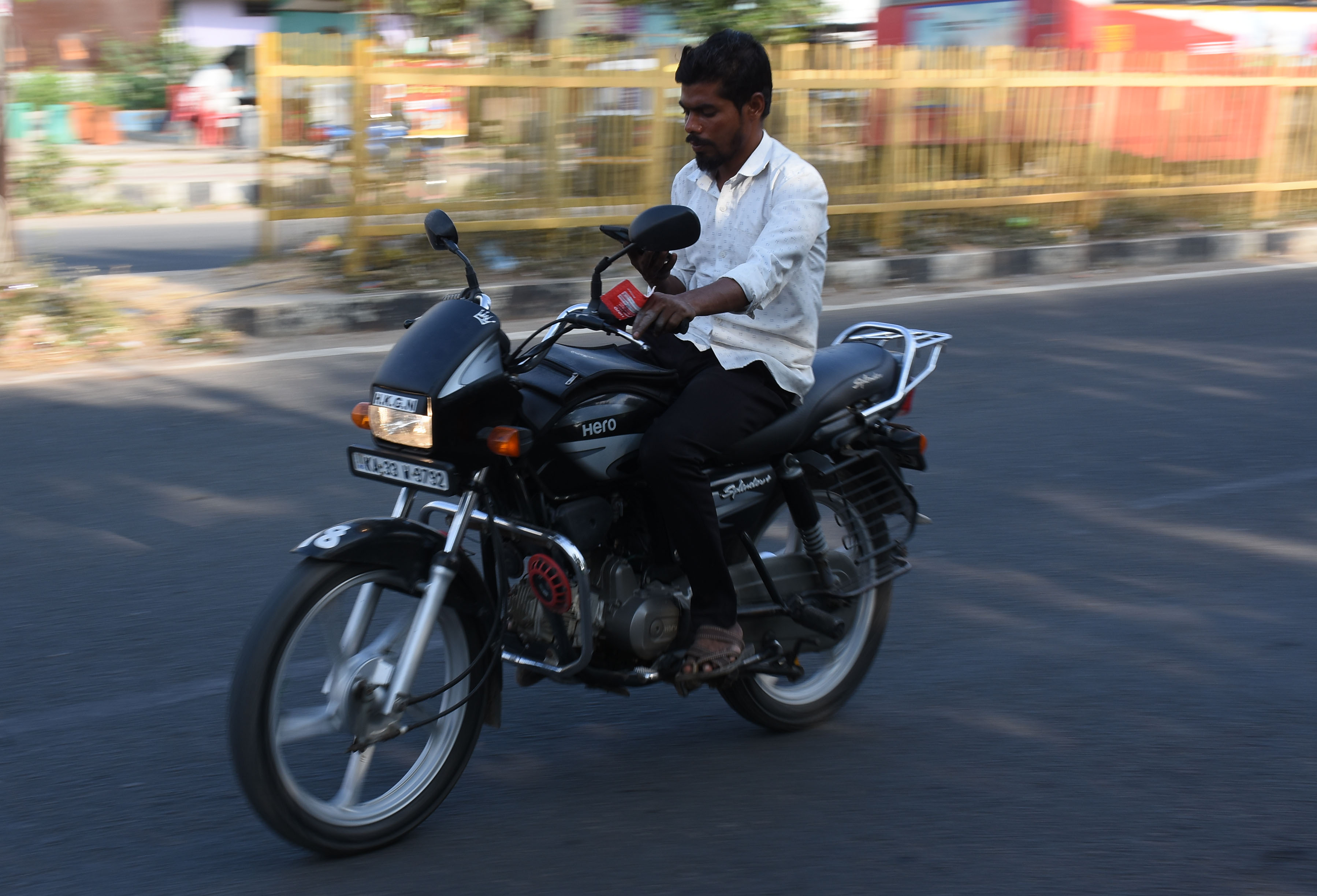 ಬೈಕ್‌ ಚಾಲಾಯಿಸುತ್ತಾ ಮೊಬೈಲ್‌ ಬಳಕೆ ಮಾಡುತ್ತಿರುವುದು
